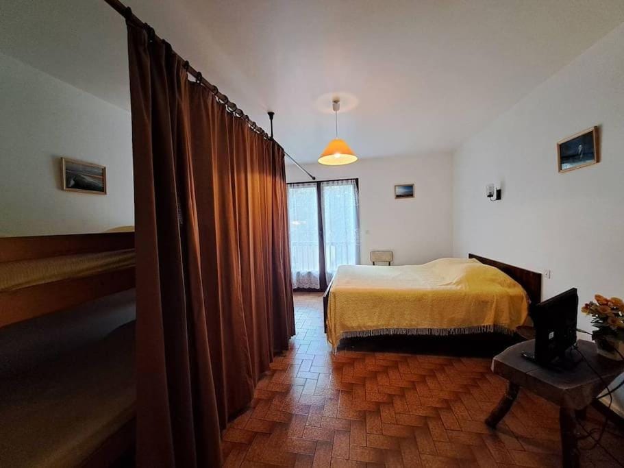Bed, TV and multimedia, Photo of the whole room, Bedroom
