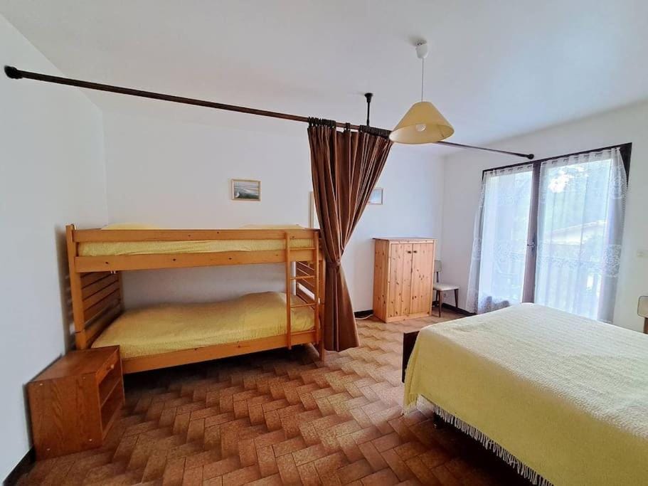 Photo of the whole room, Bedroom, bunk bed