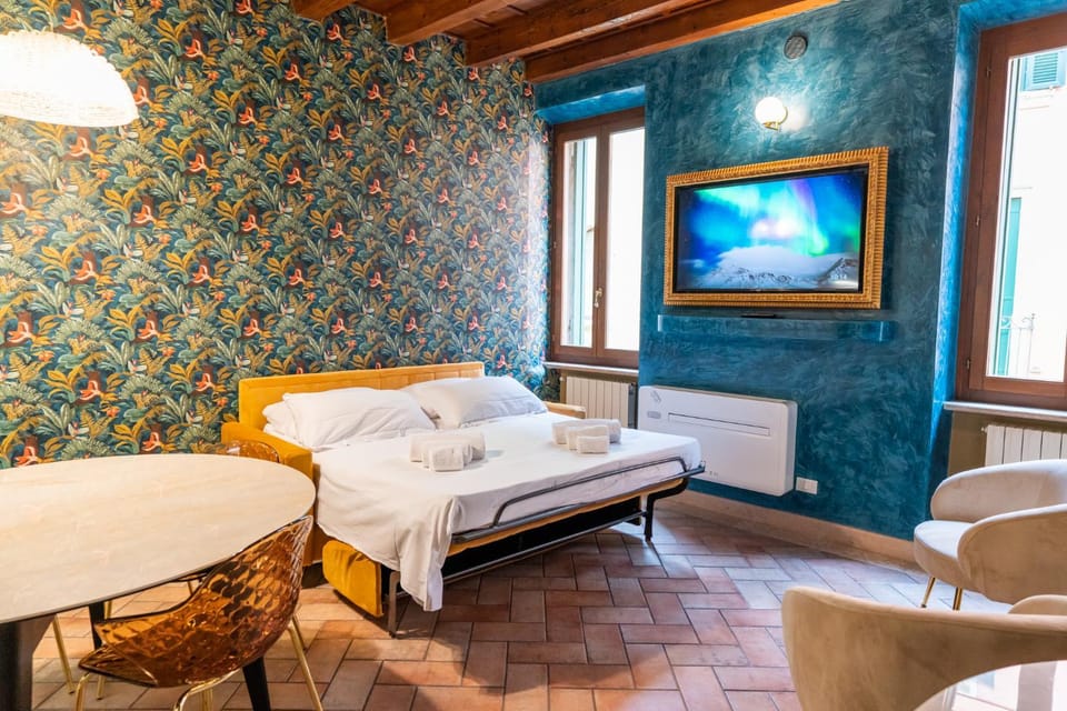 Bed, TV and multimedia, Living room