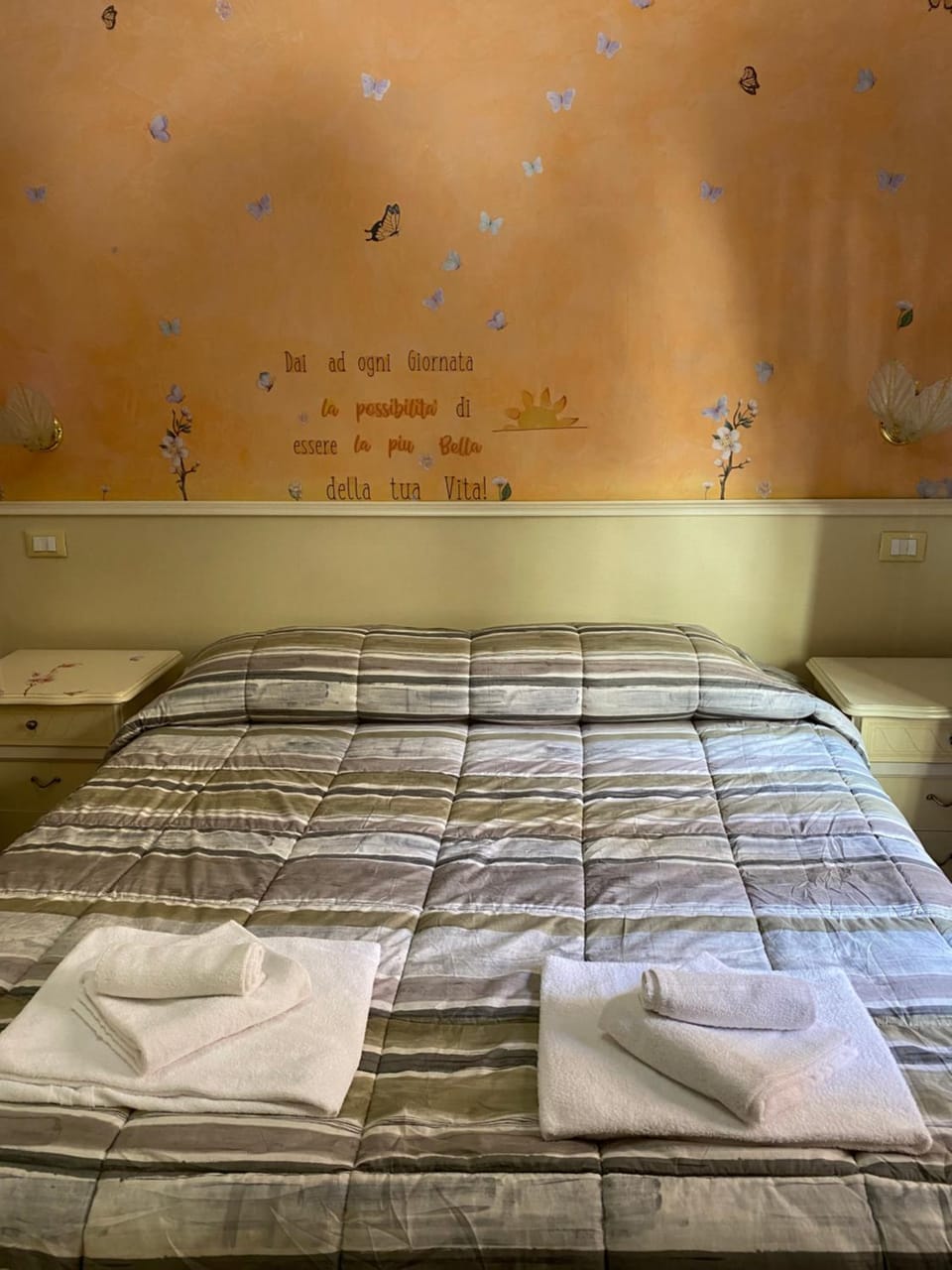 Bed, towels