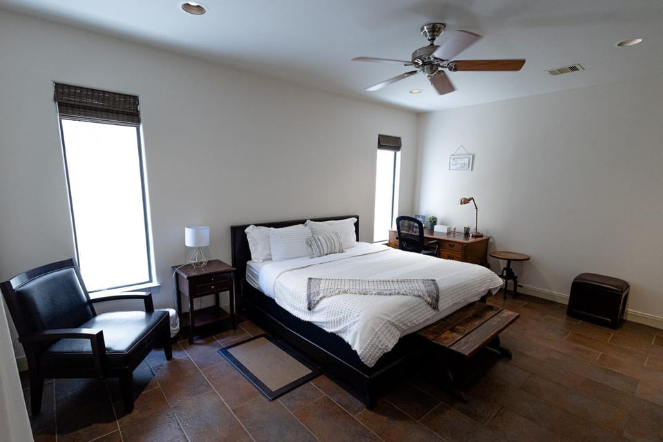 Bed, Seating area, fireplace