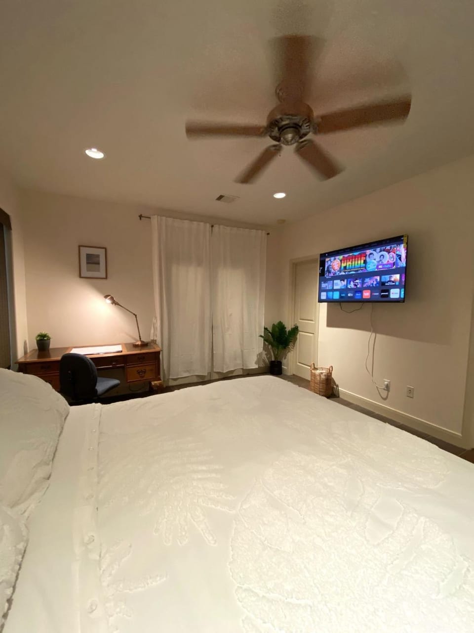 Bed, TV and multimedia, Photo of the whole room, Bedroom, fireplace
