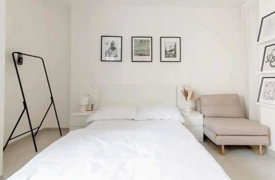 Bed, Seating area, Bedroom