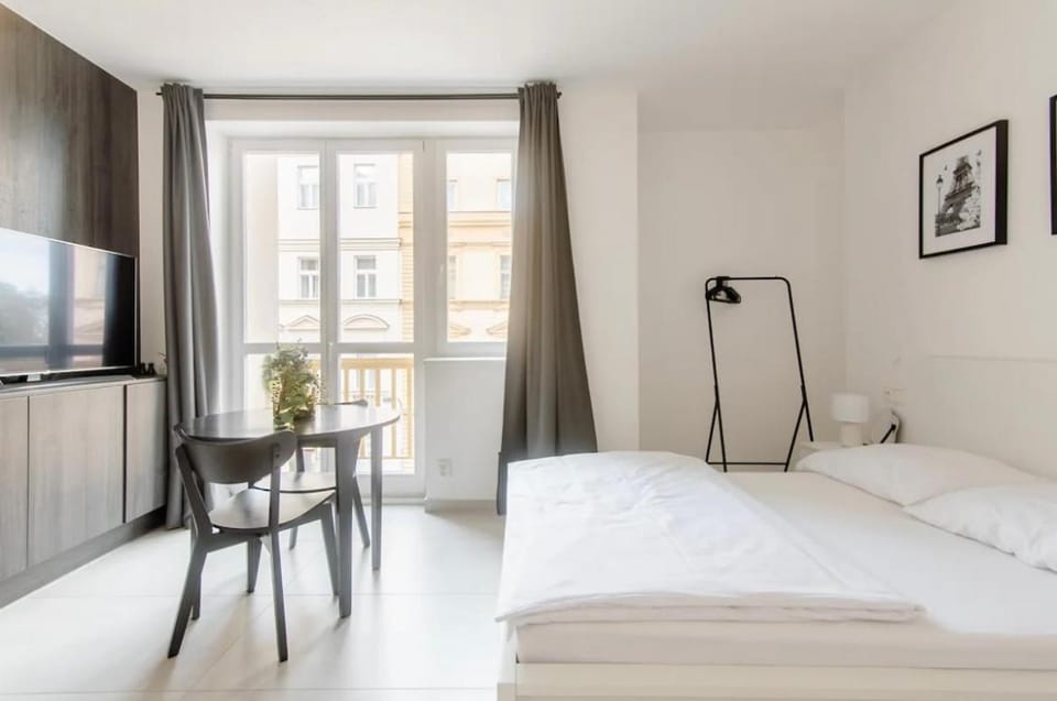 Bed, TV and multimedia, Bedroom
