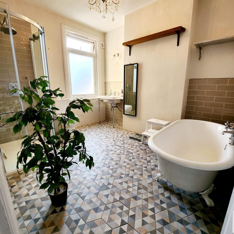 Shower, Toilet, Bathroom, Bath, towels