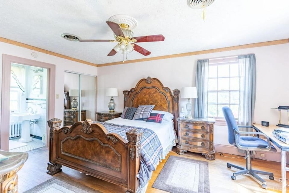 Welcome to your private cozy suite #1 near LU, Stadium & general hospital Bed and Breakfast in Lynchburg