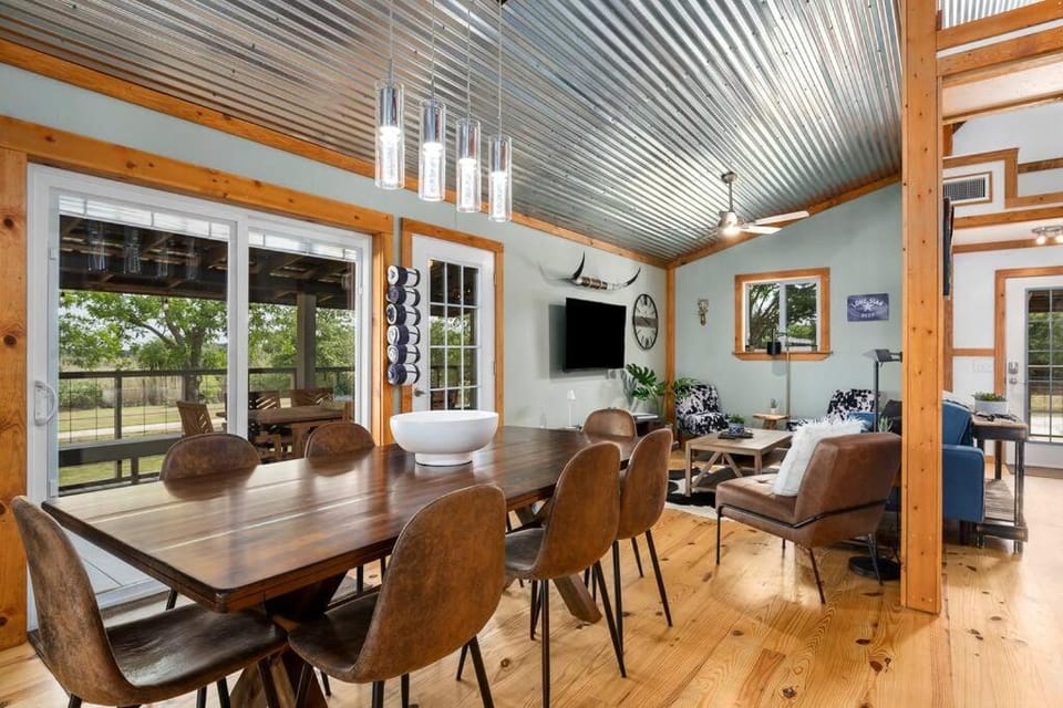 Hollmig Haus - Sleeps 12 with Hot Tub & Beauty Bar House in Fredericksburg