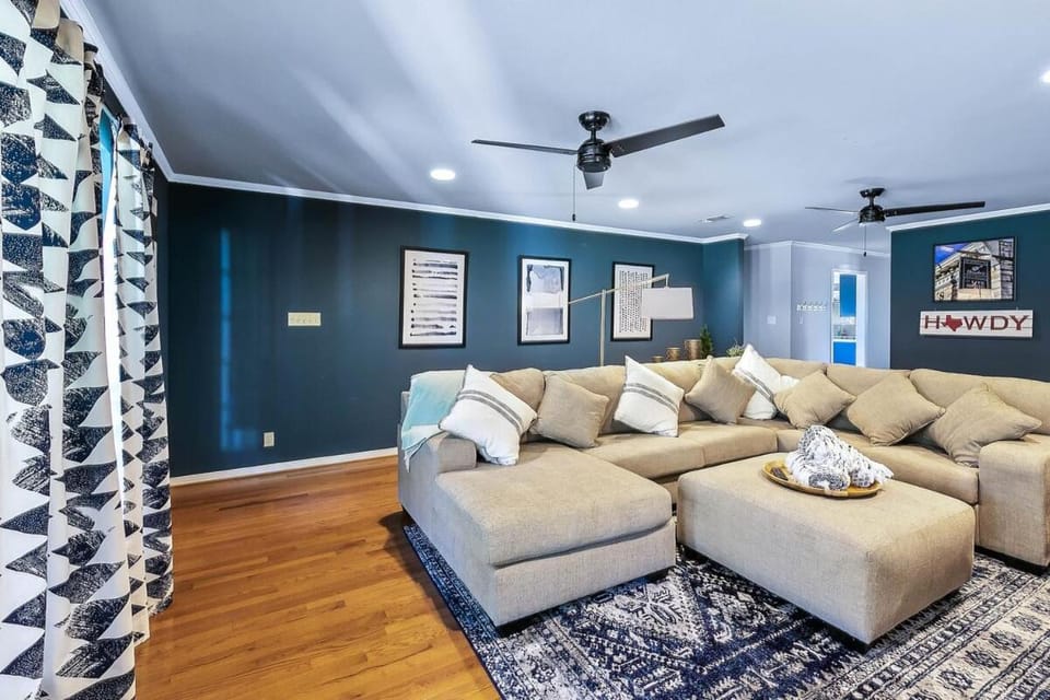 Das Bach Haus - Game Room Make-Up Room & Hot Tub House in Fredericksburg