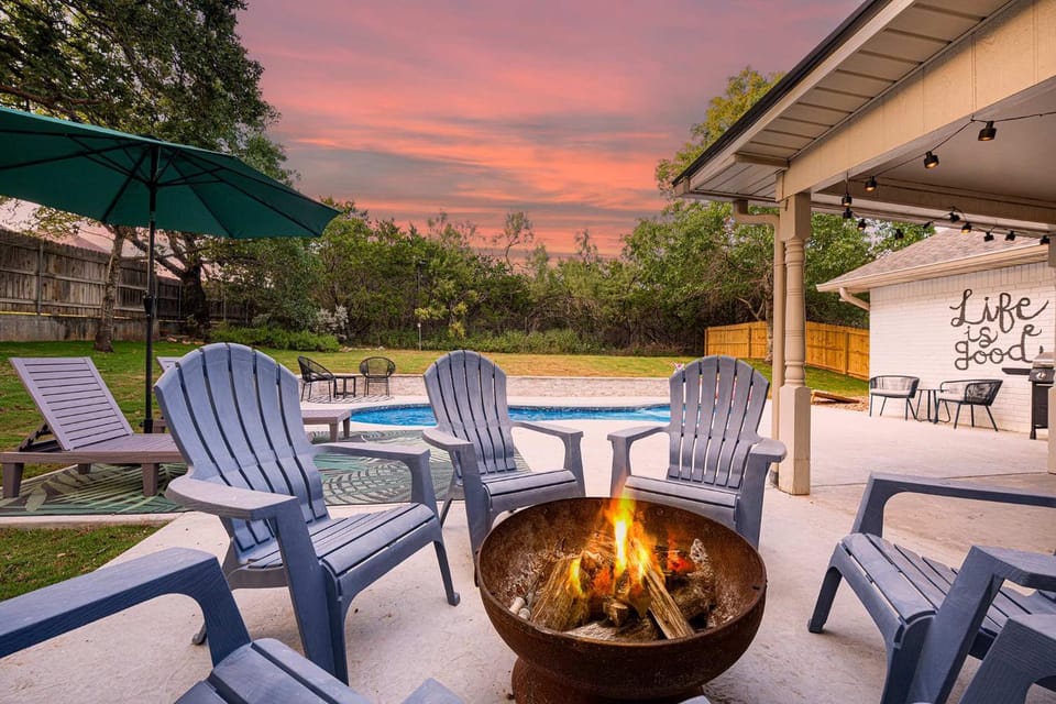 Das Bach Haus - Game Room Make-Up Room & Hot Tub House in Fredericksburg