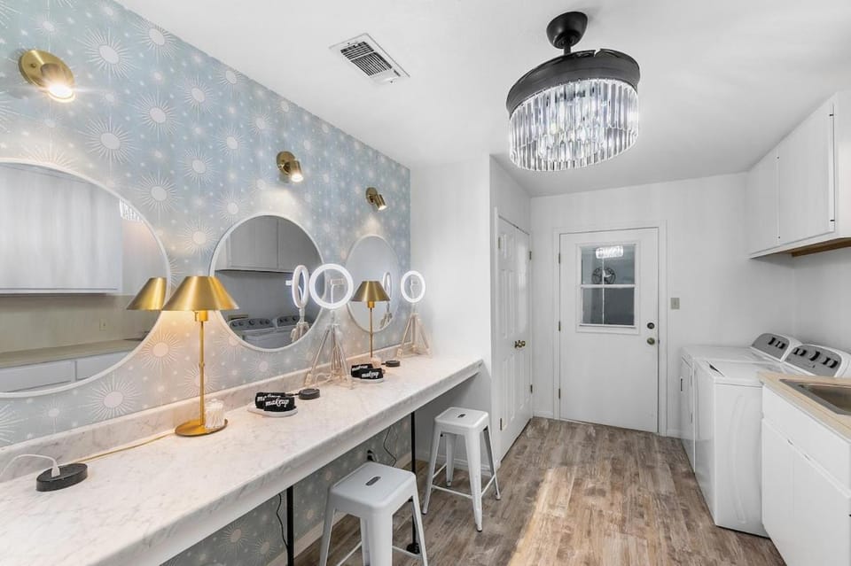 Das Bach Haus - Game Room Make-Up Room & Hot Tub House in Fredericksburg