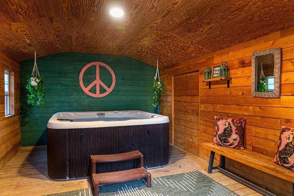 Memories on Mulberry- Hot Tub Game Room Fire Pit House in Fredericksburg