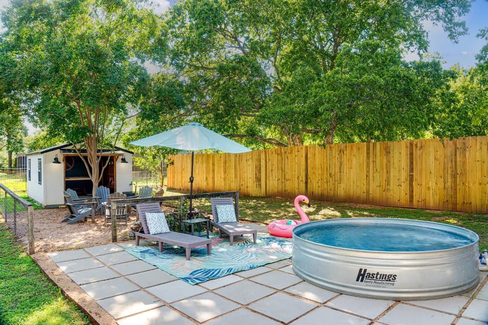 Memories on Mulberry- Hot Tub Game Room Fire Pit House in Fredericksburg