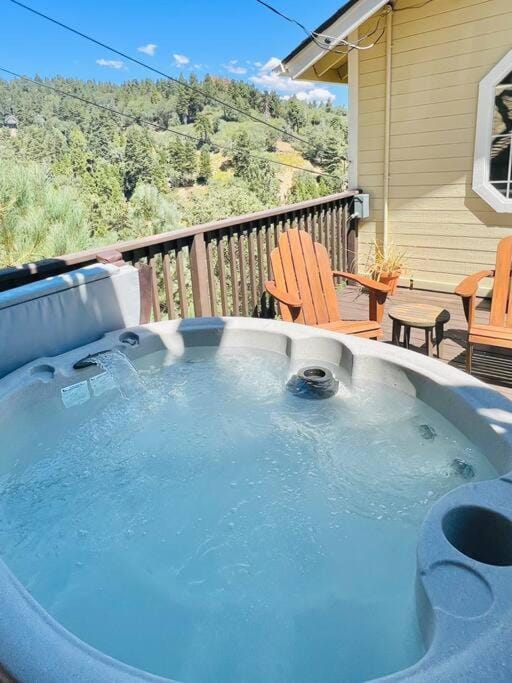 @wild_olive_den ~ Serene Weekend Getaway Cabin Cabin in Running Springs