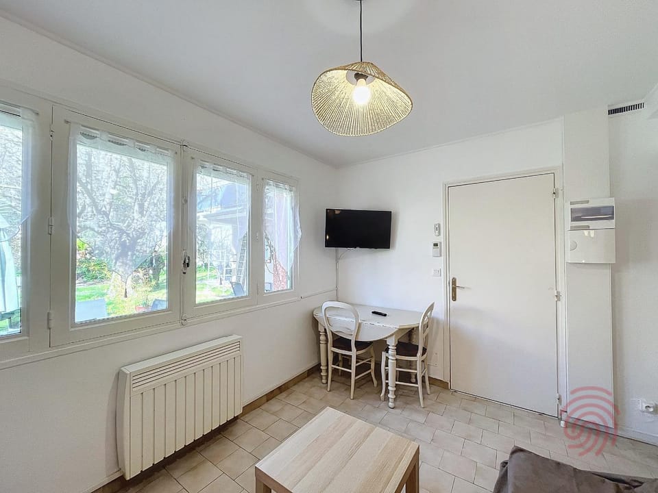 Charmant T2 avec terrasse Sud, parking, WiFi, animaux acceptés - proche thermes et centre Lamalou - FR-1-451-192 Apartment in Occitanie