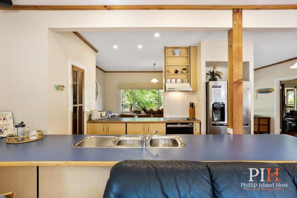 Sandy Bay Getaway w Spa 4 Bdr House in Cowes