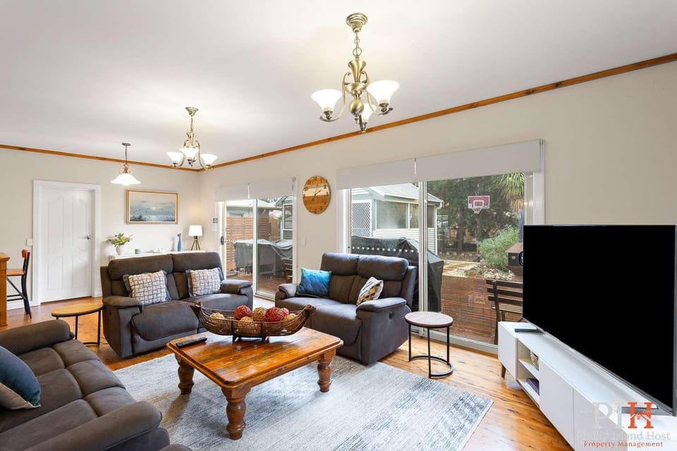 Sandy Bay Getaway w Spa 4 Bdr House in Cowes