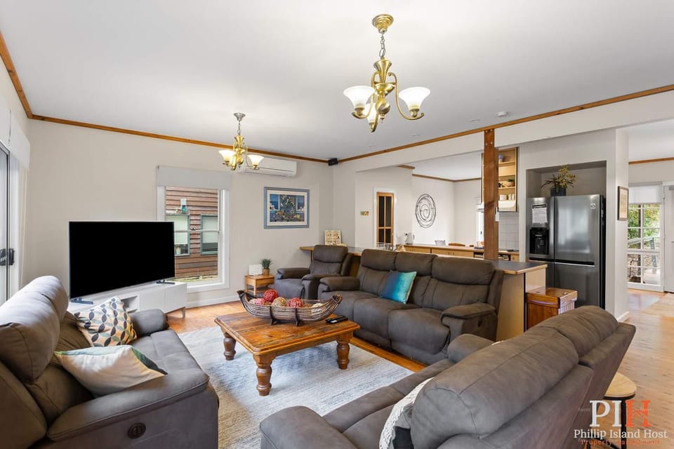 Sandy Bay Getaway w Spa 4 Bdr House in Cowes