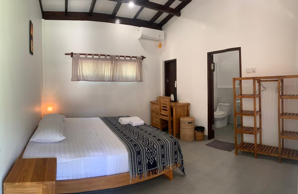 Photo of the whole room, Bedroom, towels, wardrobe, air conditioner