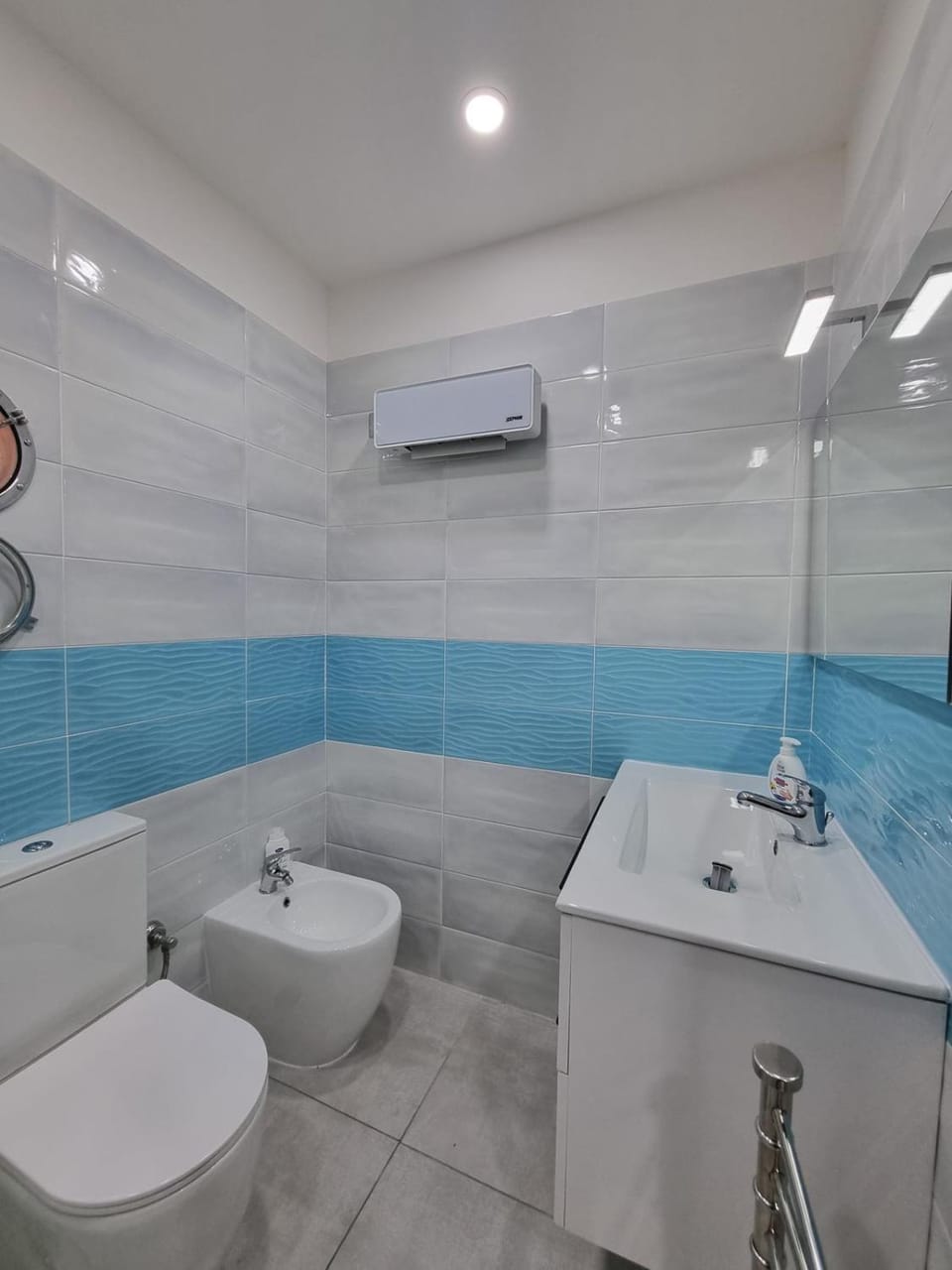 Shower, Toilet, Bathroom, bidet, towels