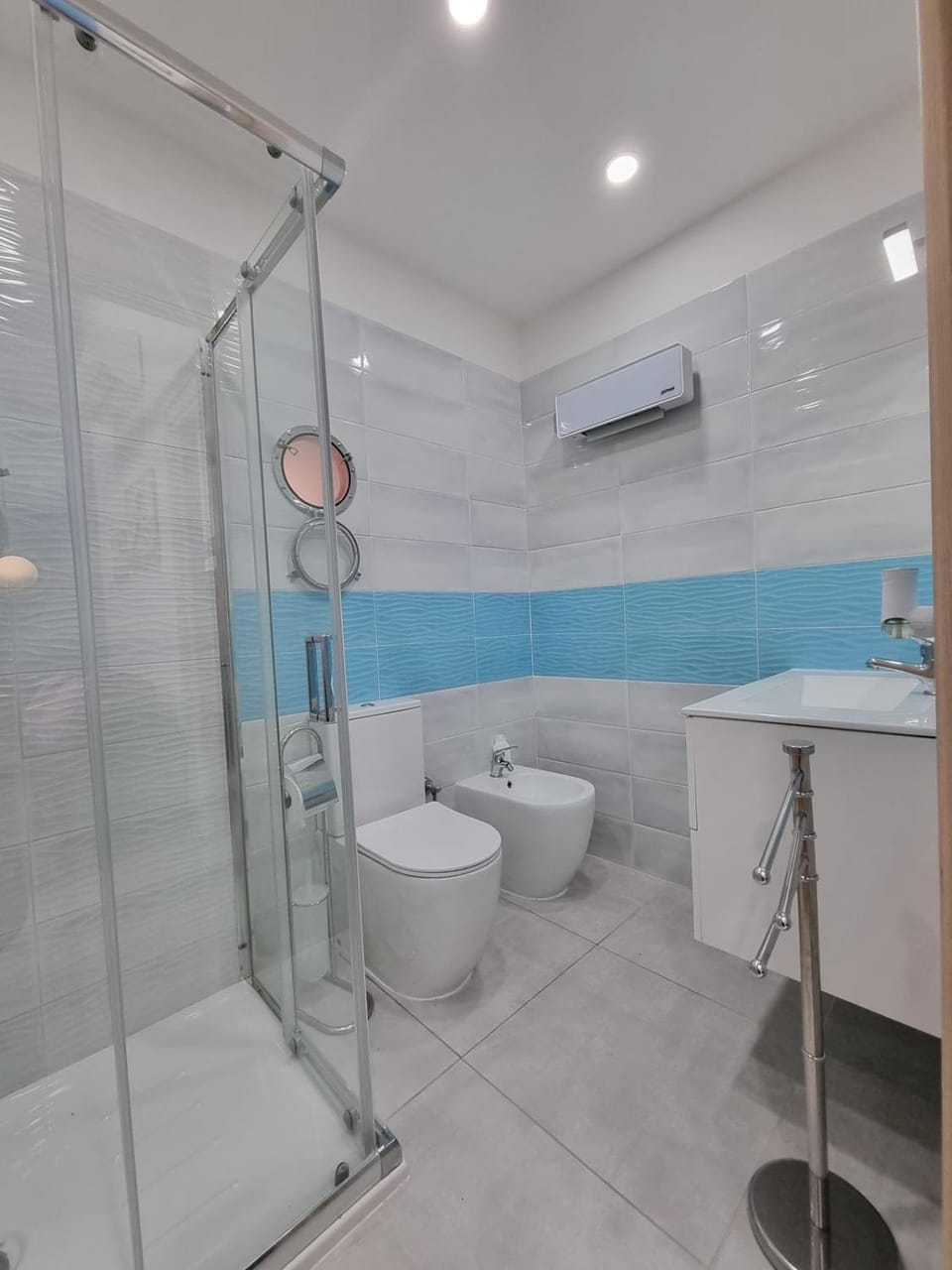 Shower, Toilet, Bathroom, bidet, towels