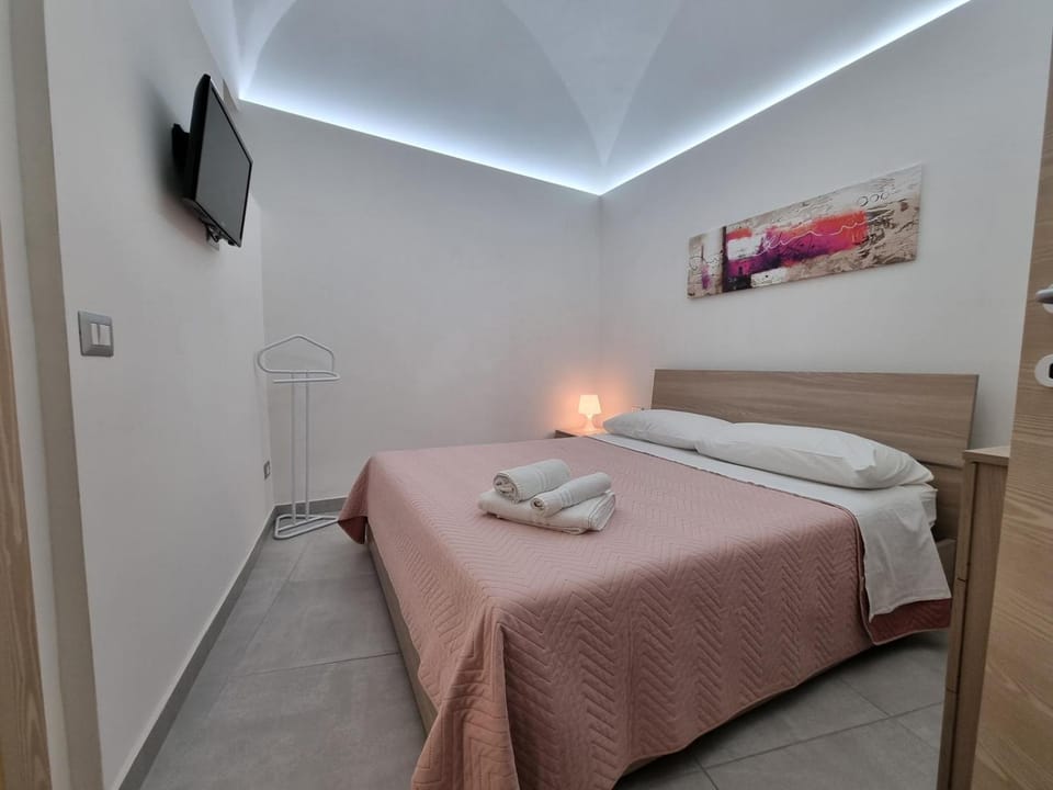 Bed, TV and multimedia, Bedroom, towels