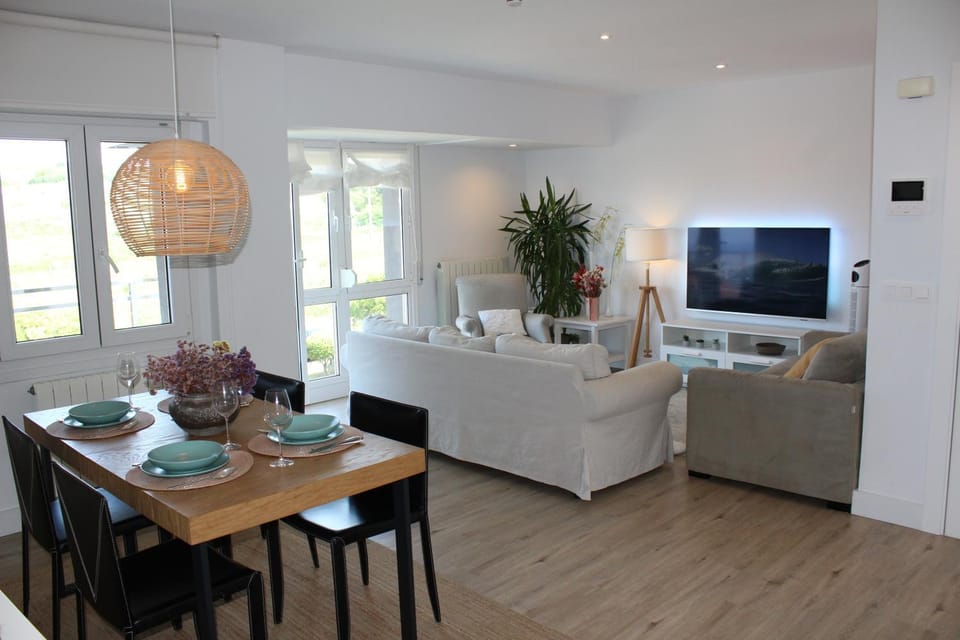 TV and multimedia, Living room, Seating area, Dining area