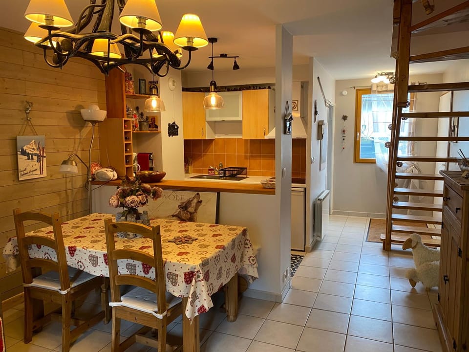 Kitchen or kitchenette, Dining area, dishwasher, pet friendly, stove
