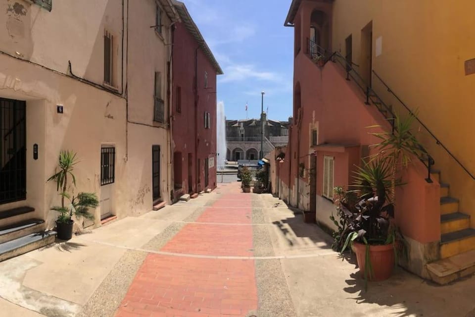 Between the roofs of Menton old town and the sea Apartment in Menton