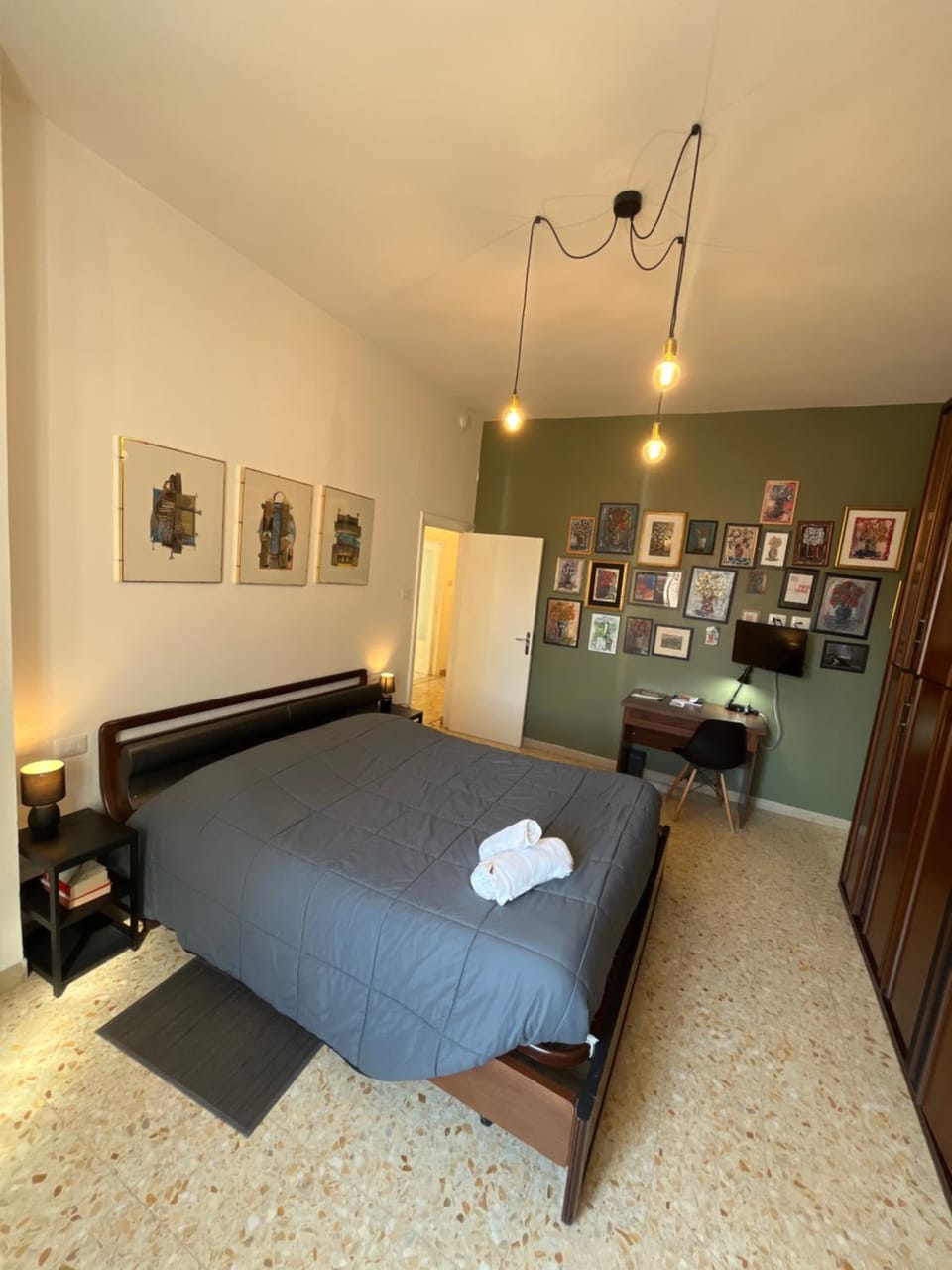 Bed, Living room, Photo of the whole room, Seating area, Bedroom, towels