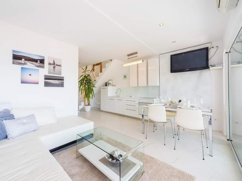 TV and multimedia, Living room, Seating area, Dining area, minibar, air conditioner