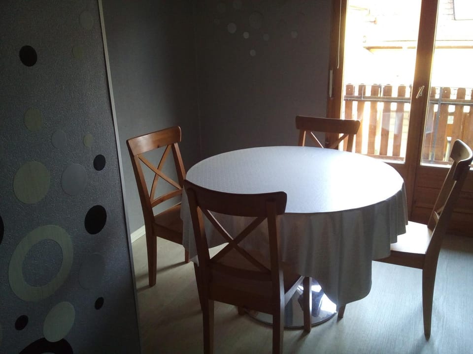 Kitchen or kitchenette, Dining area