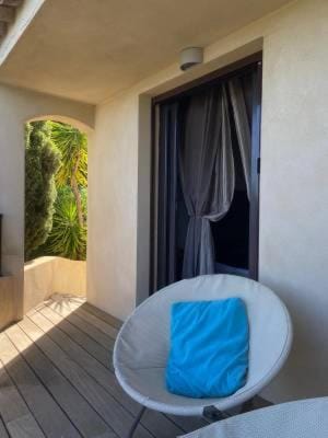 Bed, Living room, Photo of the whole room, Seating area, Bedroom, towels