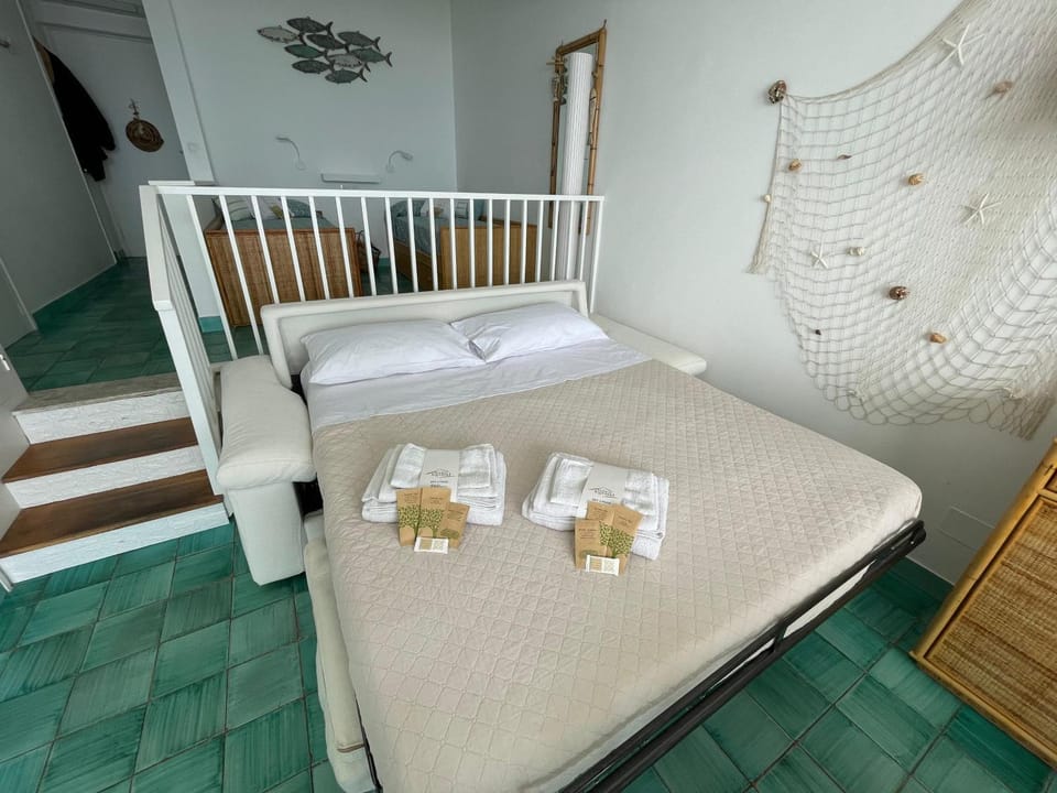 Bed, Living room, Photo of the whole room, Bedroom, towels