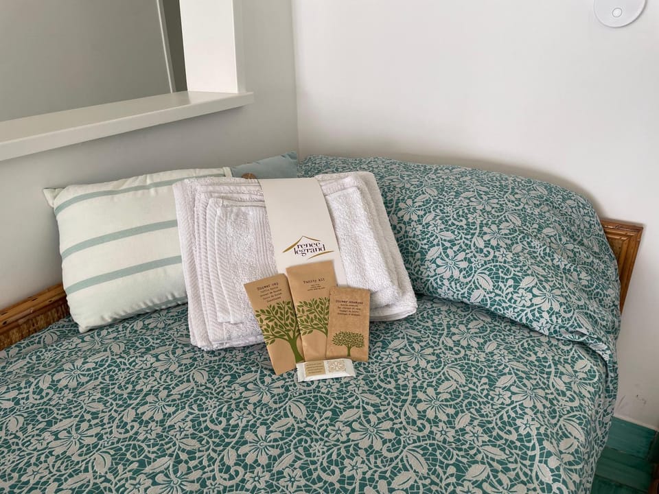 Bed, Bedroom, towels