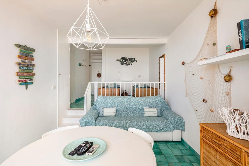 Bed, Living room, Photo of the whole room, Seating area