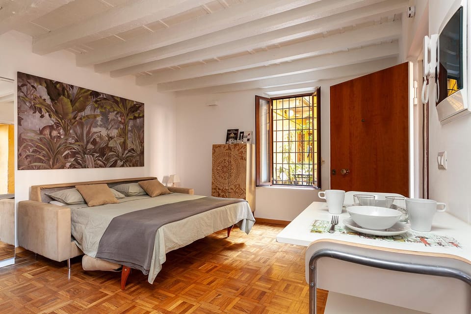 Bed, Photo of the whole room, Seating area, Bedroom