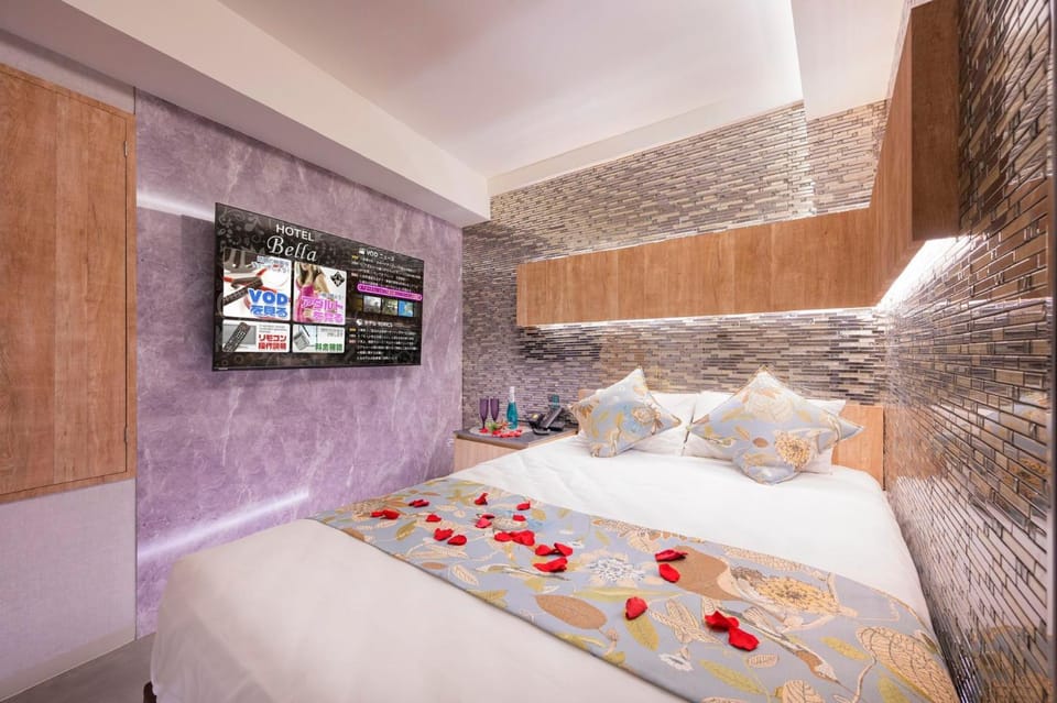 Bed, TV and multimedia, Photo of the whole room, Bedroom