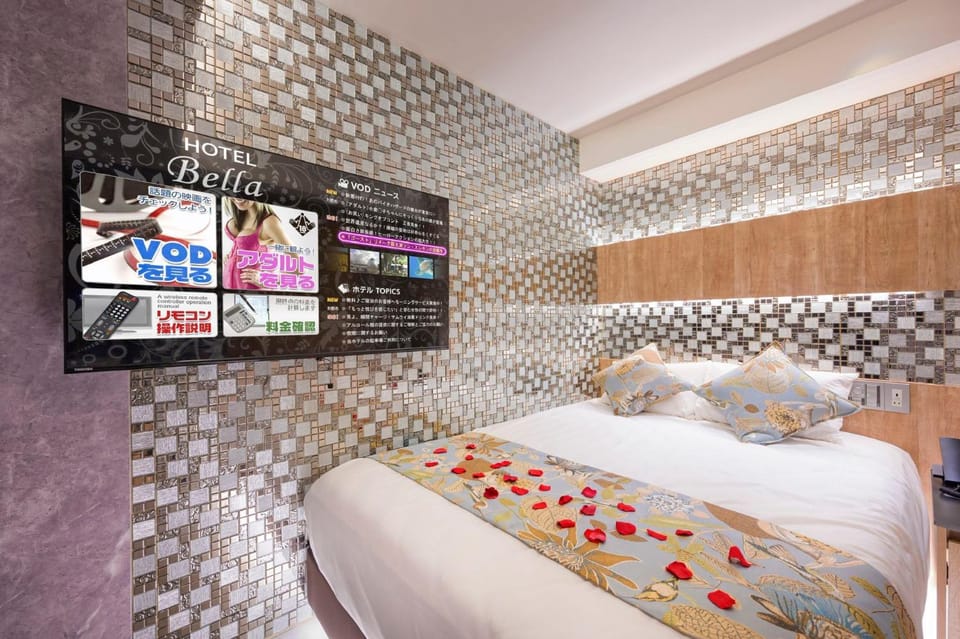 Bed, TV and multimedia, Bedroom