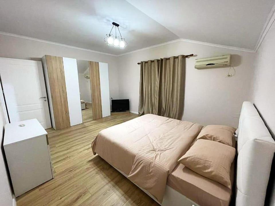 Bed, TV and multimedia, Photo of the whole room, Bedroom, wardrobe, air conditioner