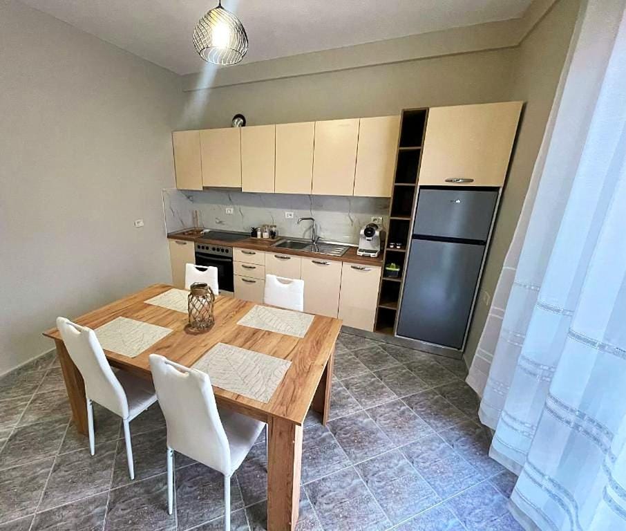 Kitchen or kitchenette, Dining area, oven, pet friendly, stove