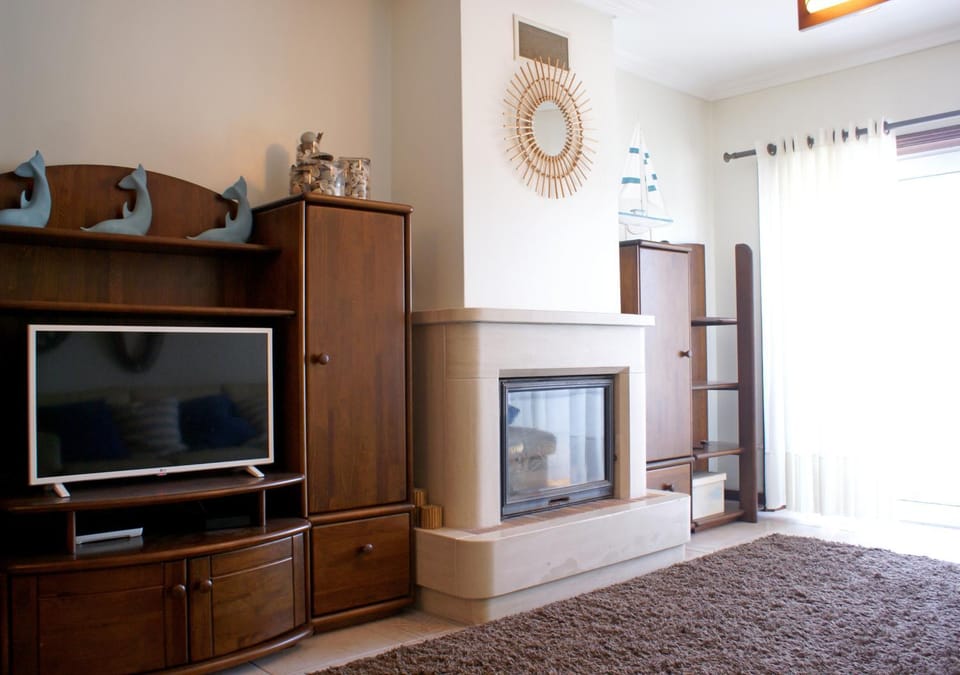 Communal lounge/ TV room, TV and multimedia, Living room, Seating area, Family, internet