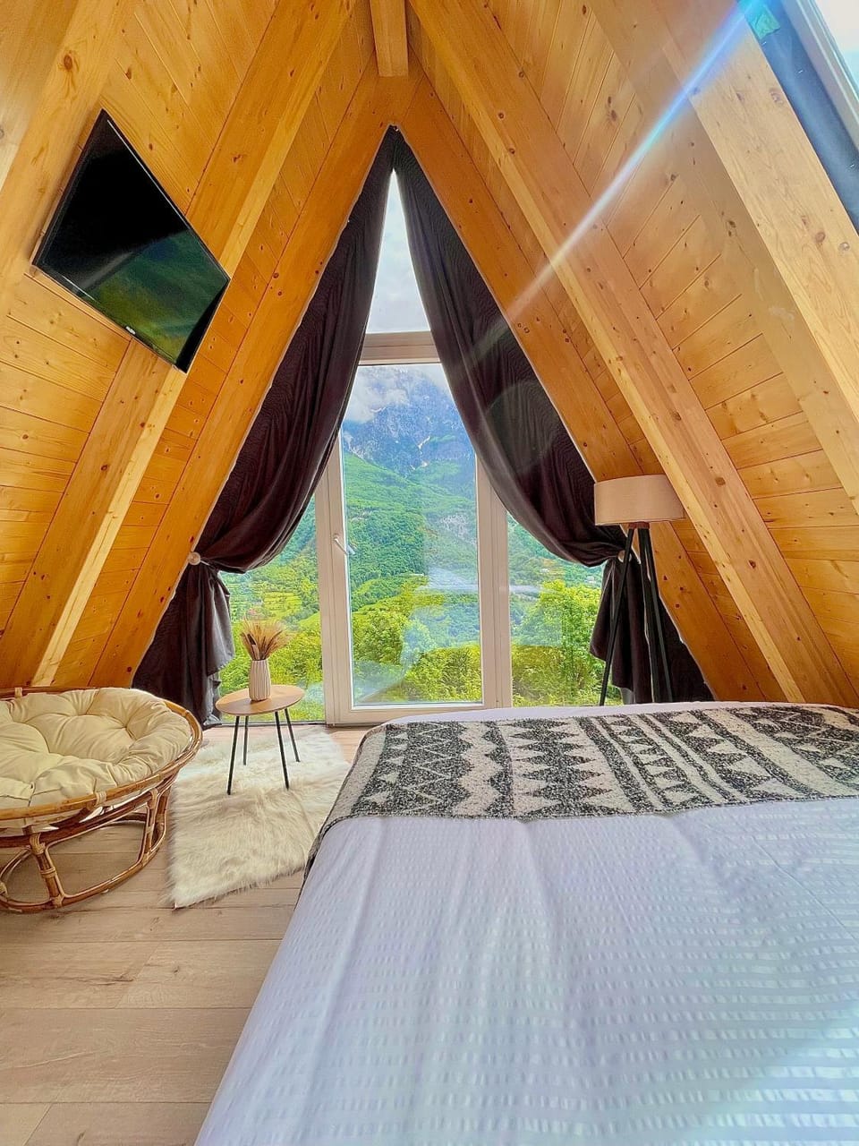 Bed, Natural landscape, TV and multimedia, Photo of the whole room, Bedroom, Mountain view