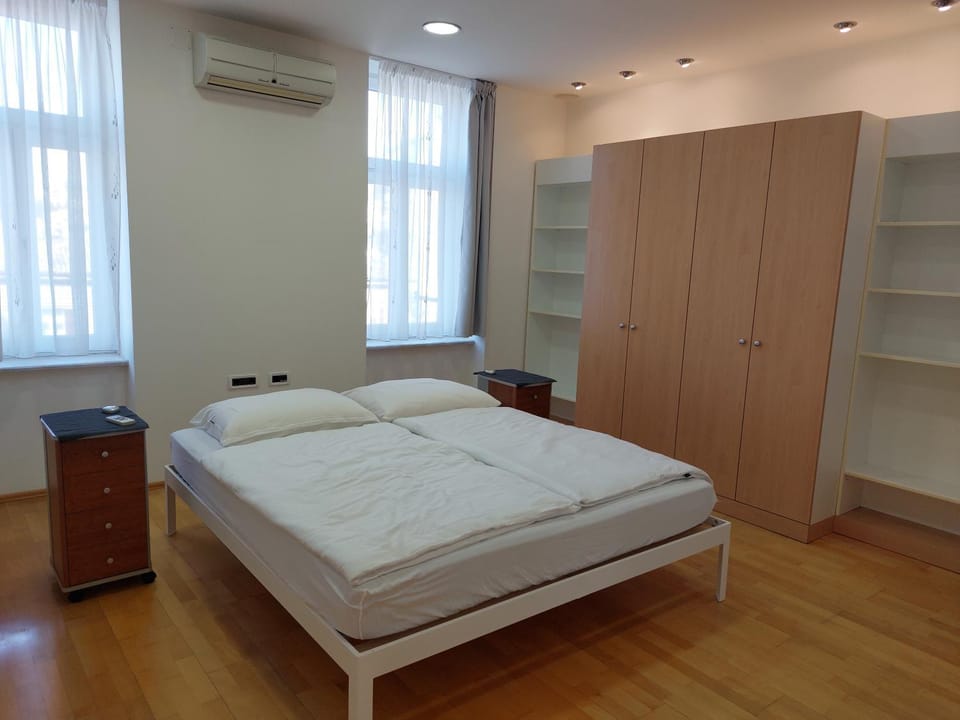 Bed, Bedroom, air conditioner