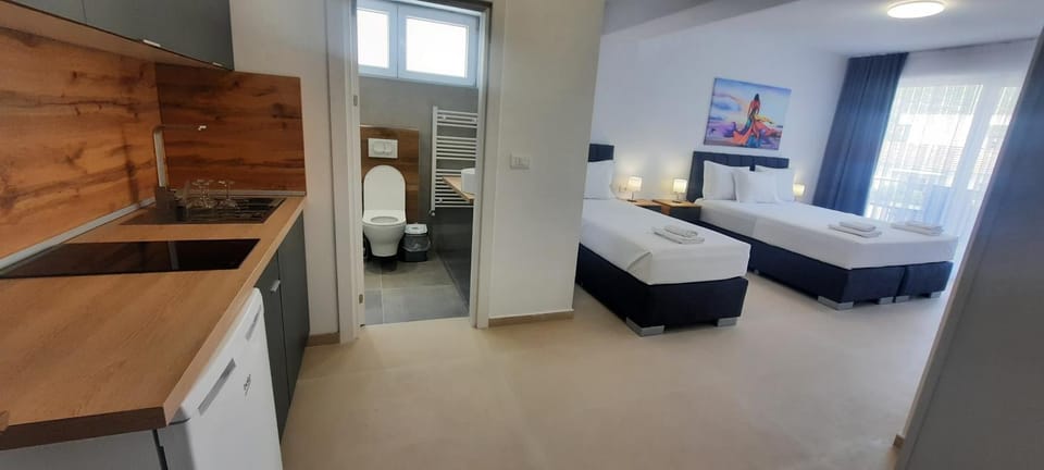 Bed, Bathroom, Kitchen or kitchenette, Photo of the whole room, Bedroom, towels