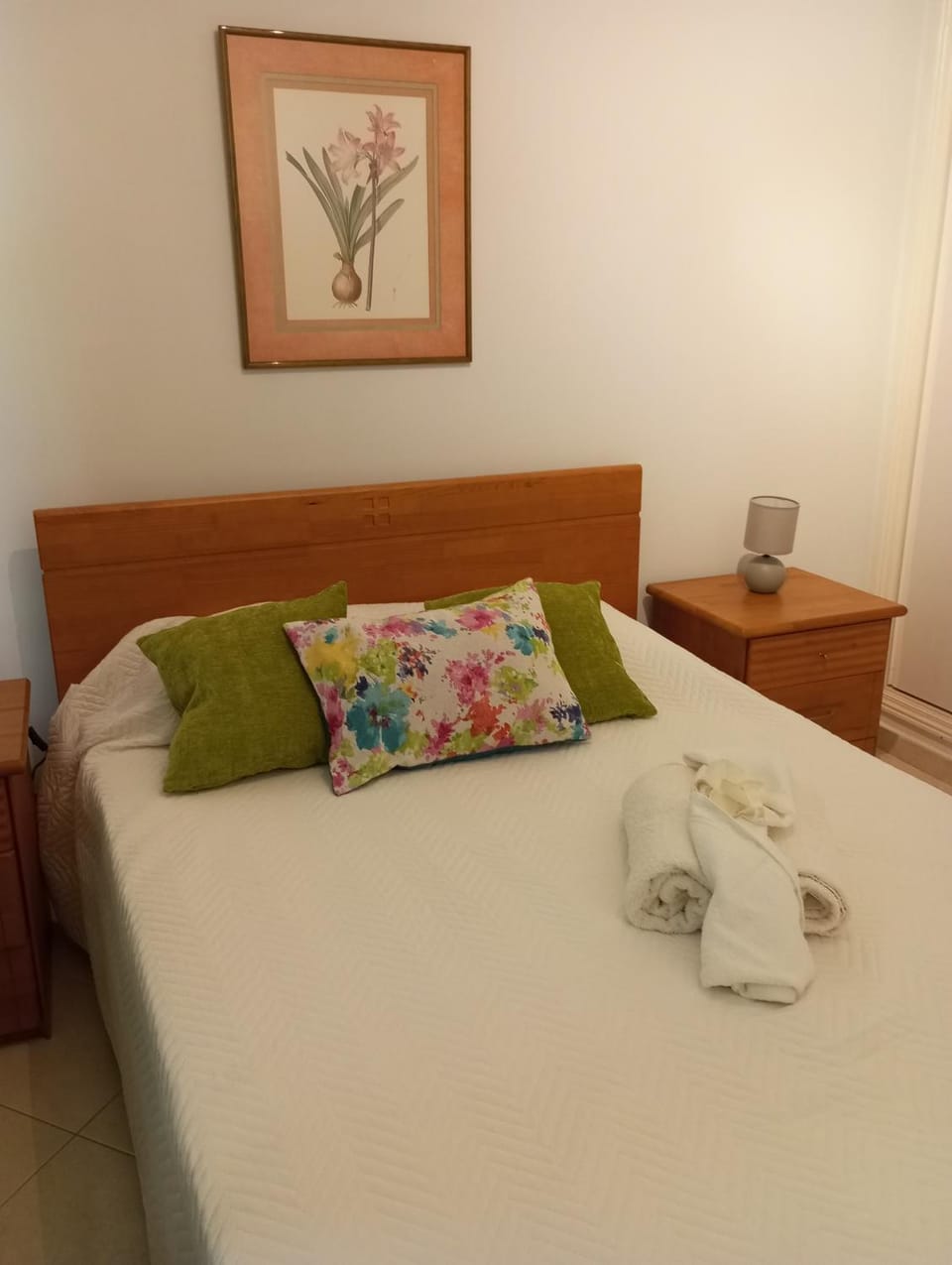 Bed, towels