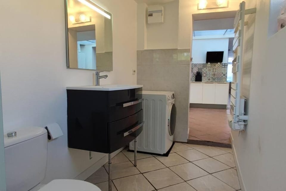 Bathroom, washing machine