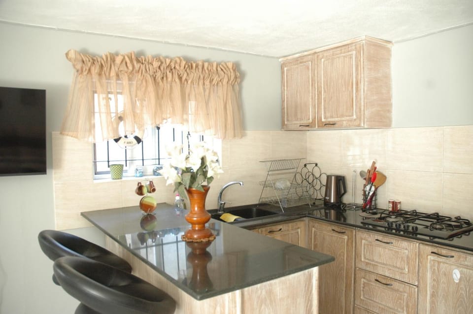 Kitchen or kitchenette, Dining area, stove