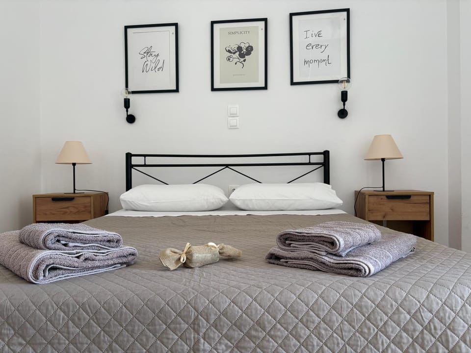 Bed, Photo of the whole room, Bedroom, towels