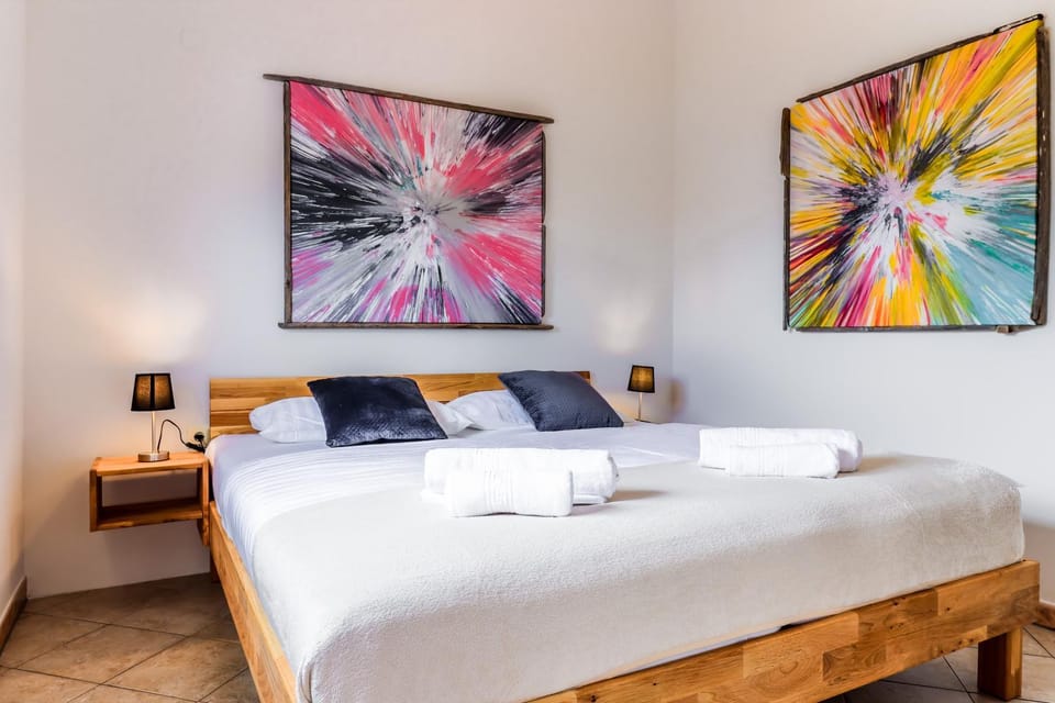 Bed, Photo of the whole room, Decorative detail, Bedroom