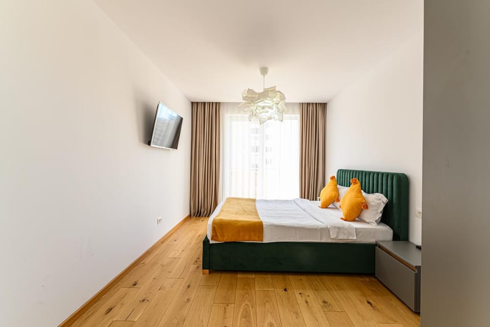 Bed, TV and multimedia, Living room, Photo of the whole room, Seating area, Bedroom